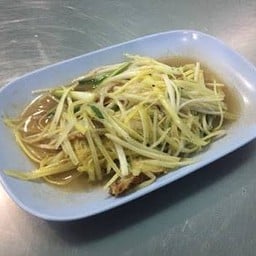 ผัดกุยช่ายขาวหมูกรอบ