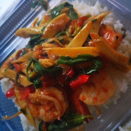 ข้าวราดกระเพรากุ้งหน่อไม้
