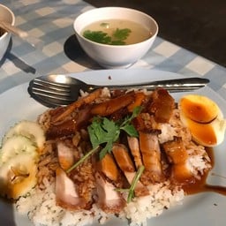 ป้าอ้วน (ข้าวมันไก่ ข้าวขาหมู คากิ พะโล้)หน้าศูนย์วัฒนธรรม เจ้าเก่า