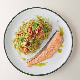 สปาเกตตี้สไปซี่เพสโต้ปลาแซลมอนย่าง