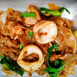 ผัดซีอิ้วเส้นใหญ่  หมู   ทะเล   ไก่   รวมมิตร เลือกอย่างใดอย่างหนึ่ง