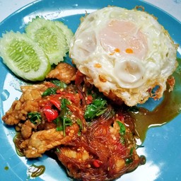 กระเพราวุ้นเส้นหมูสับ   ไข่ดาว  ไข่เจียว
