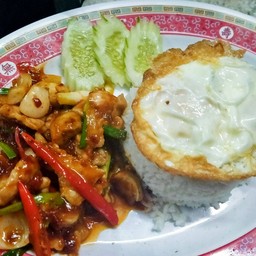 ข้าวราดพริกเผา  หมู ทะเล เนื้อ รวมมิตร ไข่ดาว ไข่เจียว  เนื้อสัตว์เลือกอย่างใดอย่างหนึ่ง