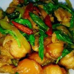 ข้าว กะเพราถาด ไส้กรอกไก่หนังกรอบจัมโบ้