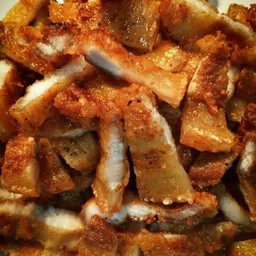 สามชั้นทอดน้ำปลา