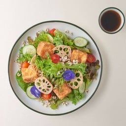 สลัดเต้าหู้ทอด ซอสซีอิ๊วญี่ปุ่น