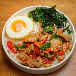 ข้าวกระเพราไก่ หรือ หมู