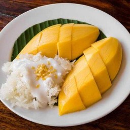 ข้าวเหนียวมะม่วงและของหวาน by Captain Sweet Home