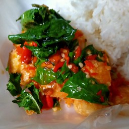 ข้าวราดกระเพรา้ต้าหู้หมูสับ