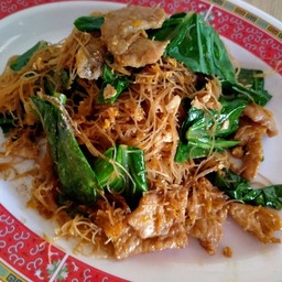 ผัดซีอิ้วเส้นหมี่  หมู  ทะเล   ไก่   รวมมิตร เลือกอย่างใดอย่างหนึ่ง