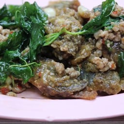 ไข่เยี่ยวม้ากะเพราหมูสับ