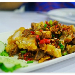 สามชั้นคั่วพริกเกลือ