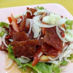 ยำหมูแผ่นทอด (หมูหวาน)