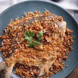 ปลาจาระเม็ดทอดกระเทียม