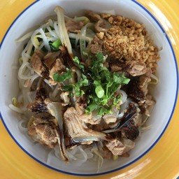ก๋วยเตี๋ยวหมูตุ๋นริมรั้ว