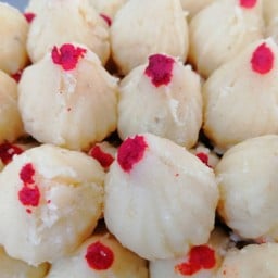 โมทะกะ สีขาว