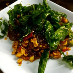 ไข่เยี่ยวม้ากระเพรากรอบ