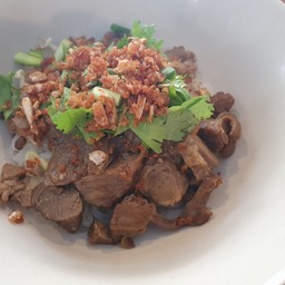 ก๋วยเตี๋ยวหมูตุ๋นแห้ง