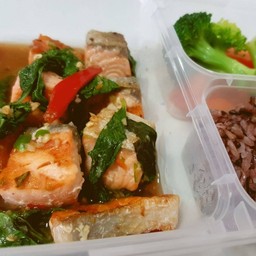 ข้าวไรซ์เบอรี่+แซลมอนผัดกระเพรา+ผักลวก