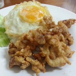 ข้าวหมูทอดกระเทียมพริกไทย