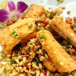 ปลาแซลมอนผัดพริกเกลือ