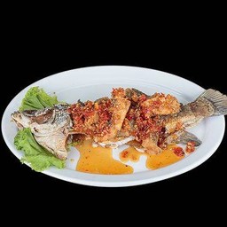 ปลากะพงทอดราดพริก