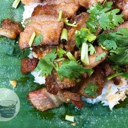 ข้าวหมูกรอบผัดกระเทียมพริกไทย