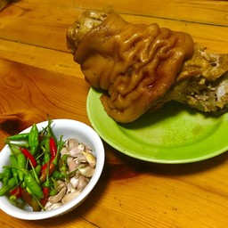 ขาหมู หลอแหล