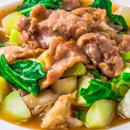 เส้นหมี่ราดหน้าเนื้อ