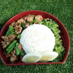 ผัดพริกแกงหมูนุ่มราดข้าว