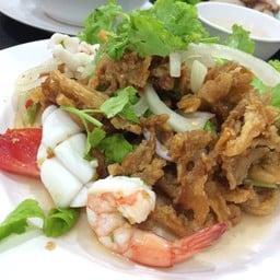 ยำทะเลเห็ดทอด