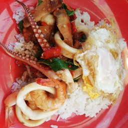 กะเพราหมูกรอบทะเล