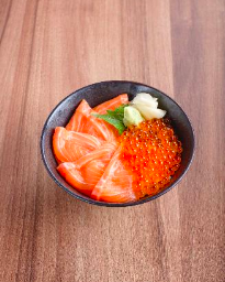 Salmon Ikura Don  ข้าวหน้าปลาแซลมอน และไข่ปลาแซลมอน