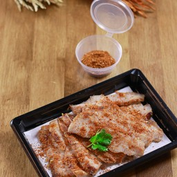 หมักคอหมูจนได้ที่ ย่างบนเตาถ่าน คลุกเคล้ากับพริกหมาล่าที่เราปรุงขึ้นเอง