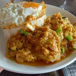 ไก่ผัดผงกระหรี่+ไข่ดาว