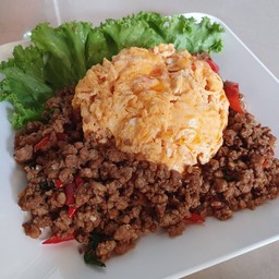 ไข่ลาวากระเพราหมูสับ