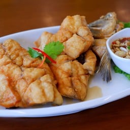 กะพงทอดราดน้ำปลา