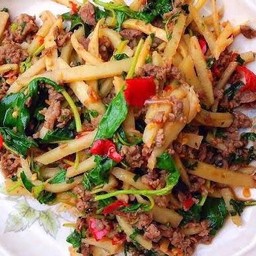 กะเพราเนื้อหน่อไม้