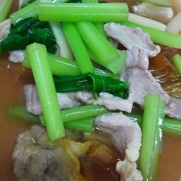 เกี๊ยวกรอบราดหน้า