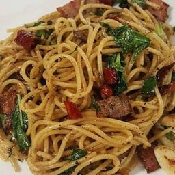 สปาเก็ตตี้พริกแห้งปลาเค็มเบคอน