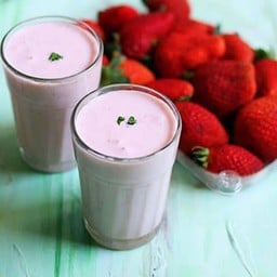 Strawberry Lassi (สตอเบอรี่โยเกิร์ต)