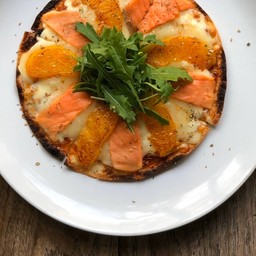 เบบี้พิซซ่าปลาแซลม่อนพีชย่างสลัดคณิตเก็จ