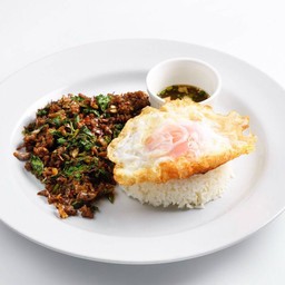 ข้าวกะเพราเนื้อสับดรายเอจ ไข่ดาว