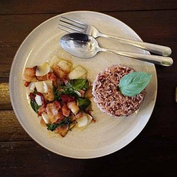 ข้าวเบคอนโหระพา พริกแห้ง