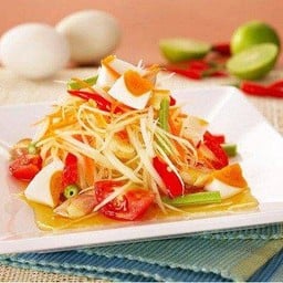 Som Tum with salty egg (ส้มตำไทย)