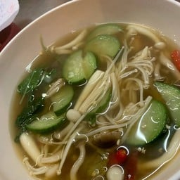 แกงเห็ด (เห็ดชิเมจิขาว , น้ำตาล และ เห็ดเข็มทอง)
