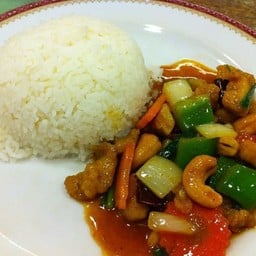 Stir Fried Catchew Nut with Rice (ผัดเม็ดมะม่วงราดข้าว)