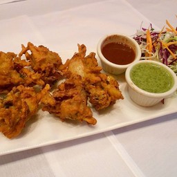 Vegetable pakora (ผักรวมทอด)