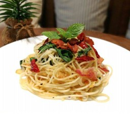 Aglio e Olio Spaghetti สปาเก็ตตี้น้ำมันมะกอกเบคอน