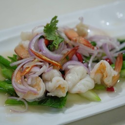 ยำก้านคะน้ากุ้งสด